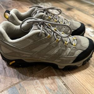 Brand New Merrell Women's Moab 2 Vent Hiking Shoe size 9